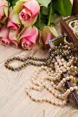 cofanetto di gioielli e rose