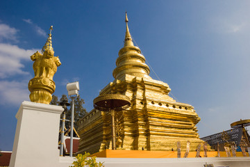 Naklejka premium Golden Pagoda at Wat Phra That Sri Chom Thong, Thailand.