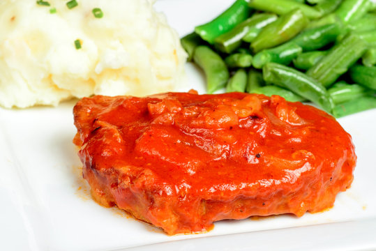 Swiss Steak With Mashed Potatoes And Green Beans