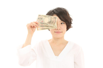 三万円を持つ女性