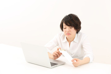 金額に不満な女性