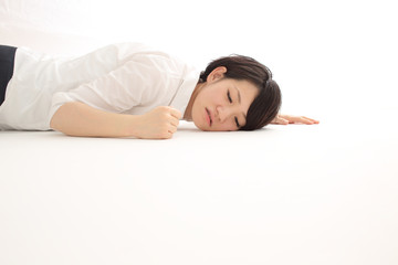 壁に寄りかかる女性