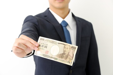 お金を持つビジネスマン