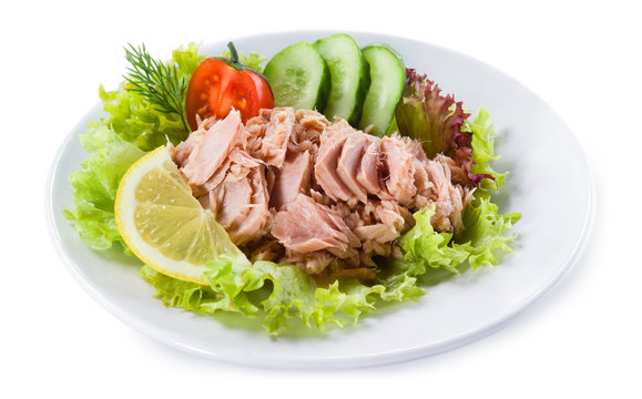 Canned tuna with vegetable salad and lemon