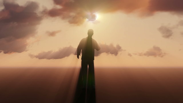 Einzelner Mann vor untergehender Sonne