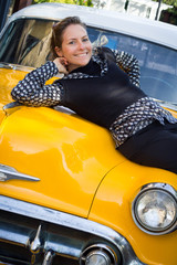 poser sur une vieille voiture jaune
