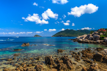 Fototapeta na wymiar Beautiful sea on tropicla island with crystal clear water
