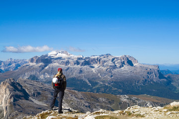 Bergsteiger mit Blick auf die Sellagruppe - Dolomiten