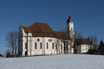 Fototapeta na wymiar Wieś Kościół w zimie