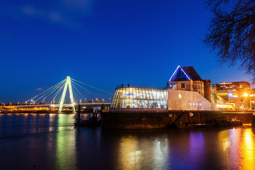 Schokoladenmuseum und Severinsbrücke in Köln bei Nacht