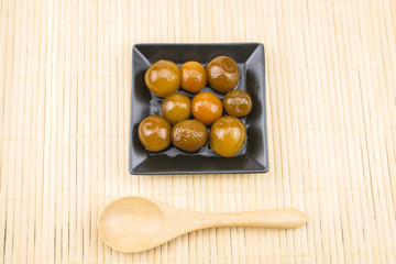 皿の上のキンカンのハチミツ煮