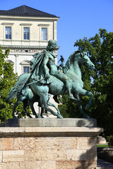 Obraz premium Reiter vor der Kunstakademie in München (seitliche Ansicht)