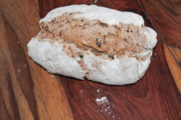 Kürbiskernbrot auf Holz