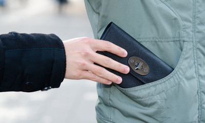 dieb stiehlt aus der jackentasche