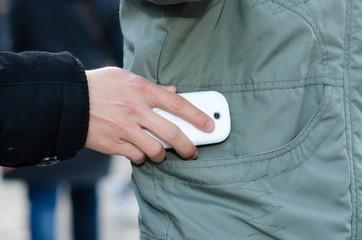 dieb stiehlt handy aus der jackentasche Trickbetrug