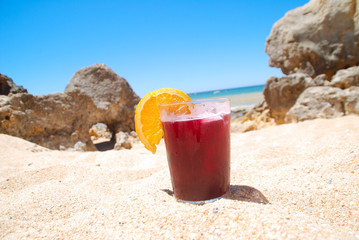 SANGR&Iacute;A O TINTO DE LIM&Oacute;N EN LA PLAYA