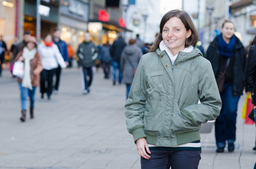 freundliche junge frau in der großstadt