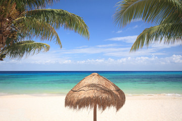 Fototapeta na wymiar Grass umbrella on tropical beach