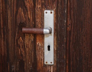 Alte Tür mit Klinke