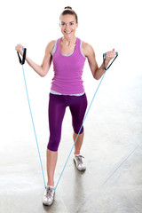 Obraz premium Kobieta ćwicząca z gumami