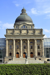 Fototapeta na wymiar Bayerische Staatskanzlei im Hofgarten, München (historischer Kuppelbau)