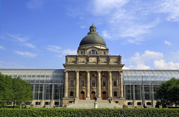 Fototapeta na wymiar Bayerische Staatskanzlei im Hofgarten, München