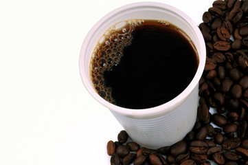 Gobelet de café et grains de café