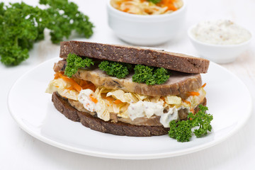 sandwich of rye bread with coleslaw and baked meat