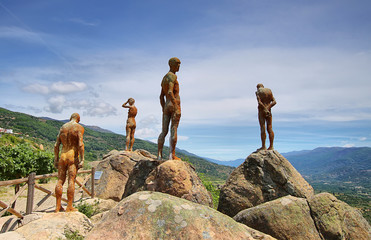 Statues in Cabezabellosa pass