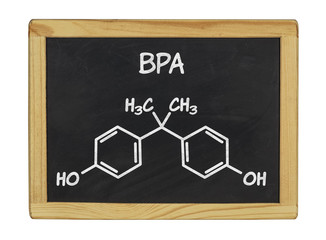 chemische Strukturformel von BPA auf einer Schiefertafel