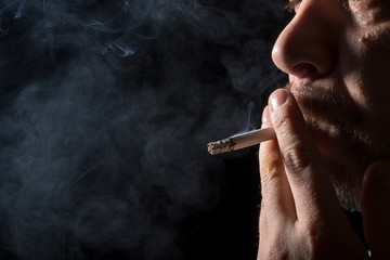 Obraz premium Portrait man smoking cigarette