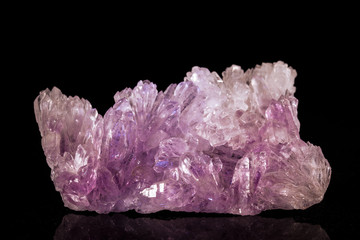 Amethyst vor schwarzem Hintergrund