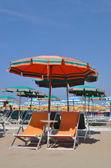 Sonnenschirme und Strandliegen