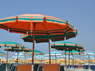 Sonnenschirme und Strandliegen