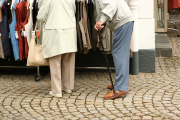 Senioren beim Einkaufen