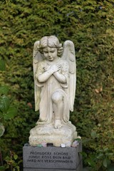 Fototapeta na wymiar kniender Engel mit Spruch