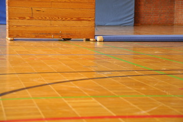 Sportunterricht Turnen Schulsport Hallenboden © Matthias Ott