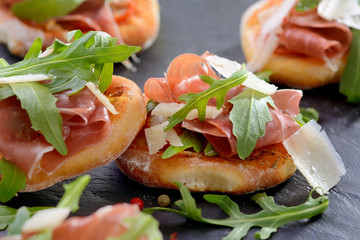 Pizzasnack mit Schinken, Rucola und Parmesan