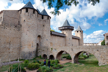 Fototapeta na wymiar Pałace miasta i mostu w Carcassonne