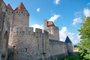 Fototapeta na wymiar Poza mury Carcassonne Porte Narbonnaise