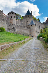 Fototapeta na wymiar Stare kamienne ulicy prowadzącej do Carcassonne La Cite medievale