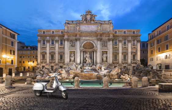 scooter prés de la Fontaine de trevi Rome