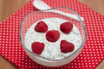 Topfencreme mit Mohn und Himbeeren