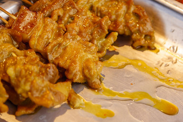 grilled chicken/Grilled chicken cooked on a tray