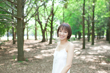 森の中の女性
