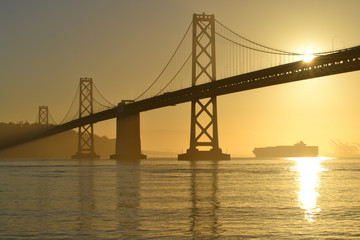 Fototapeta na wymiar Bay Bridge w Sunrise, San Francisco, Kalifornia