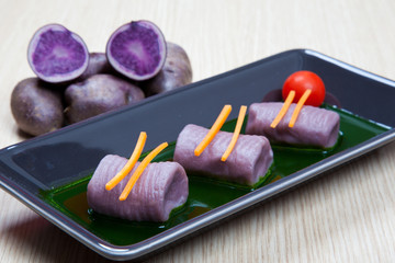 Potato dumplings with red wine -vitelotte-