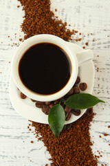 Obraz na płótnie Canvas Filiżanka kawy z kawy instant na drewnianym tle