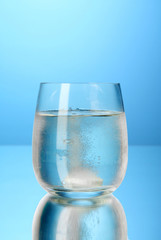 Glass with efervescent tablet in water with bubbles