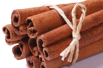 Obraz na płótnie Canvas Bundle of cinnamon sticks closeup isolated on white background